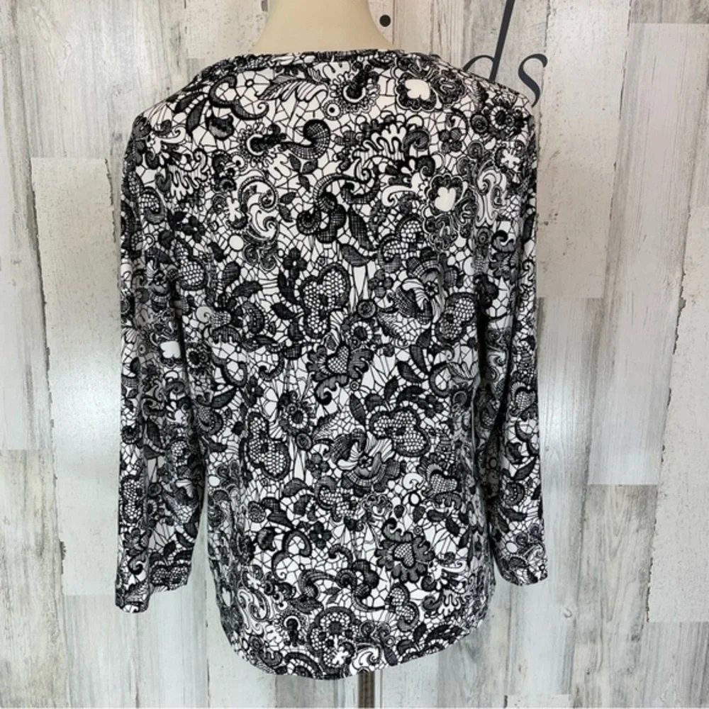 Chico’s Easywear Black‎ and White Floral Lace Print Long Sleeve Scoop Neck Top